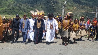 20230622 113402 Sambutan Meriah Umat, Rombongan Uskup Jayapura Tiba di Bandara Bilogai,Intan Jaya Suara Utama ID Mengabarkan Kebenaran | Website Resmi Suara Utama