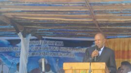 Pj.Bupati Intan Jaya, Apolos Bagau, S.T saat memberikan sambutan usai perayaan pentahbisan dua Imam baru pada Minggu,(25/6/2023) di Paroki St.Fransiskus Xaverius Titigi/foto:ist