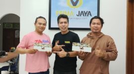 Terobosan Ahli Hisap, Hadir Rokok Herbal V6 di Indonesia. Foto: Mas Andre, Coach Adi, Coach Iwan dan Dr. Furqon (SUARA UTAMA)