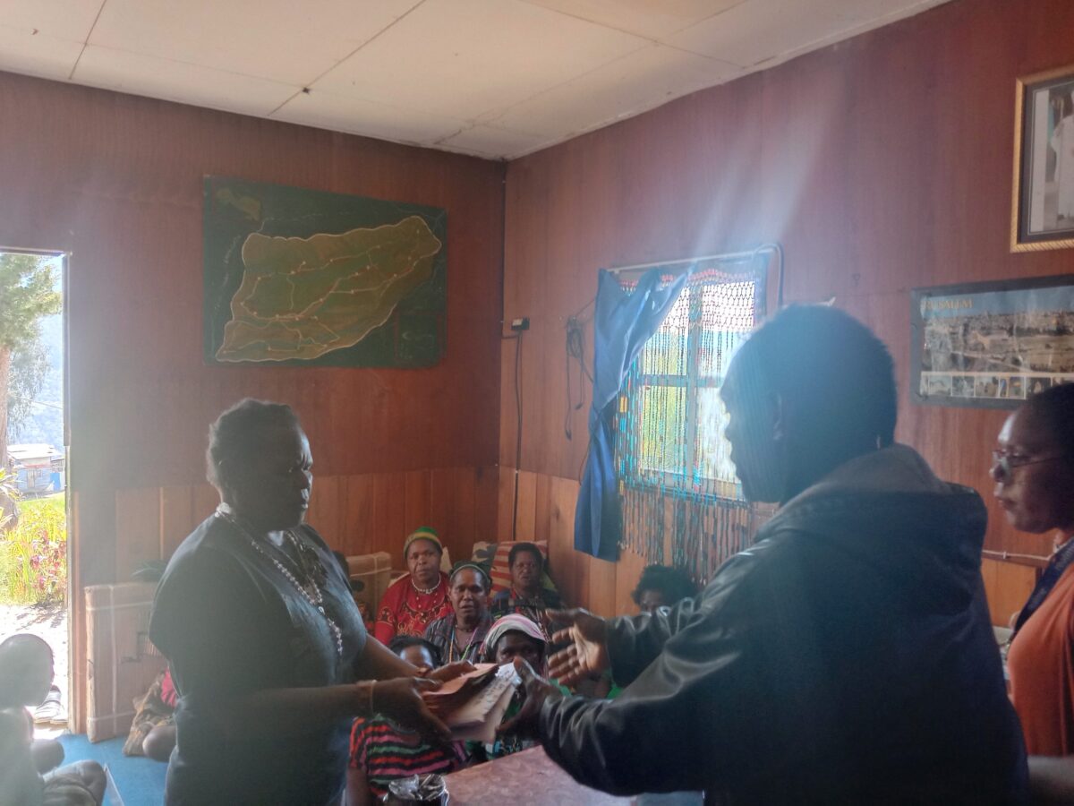 Umat enam kompas dari Stase Bilogai menyerahkan sumbangan uang ke Panitia Lokal Penthabisan Imam di sekertariat Paroki pada Sabtu, (10/6/2023)/foto:ist