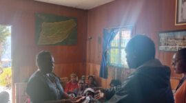 Umat enam kompas dari Stase Bilogai menyerahkan sumbangan uang ke Panitia Lokal Penthabisan Imam di sekertariat Paroki pada Sabtu, (10/6/2023)/foto:ist