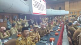 Pj Bupati Intan Jaya Apolos Bagau, ST, saat menghadiri Rapat Koordinasi (Rakor) Penjabat Kepala Daerah se Indonesia, duduk bersebelahan dengan para pejabat kepala daerah diantaranya Penjabat Bupati Boalemo, Provinsi Gorontalo Dr. H. Sherman Moridu S.Pd., MM, di Kantor Kemendagri, Jakarta Jumat (9/6)