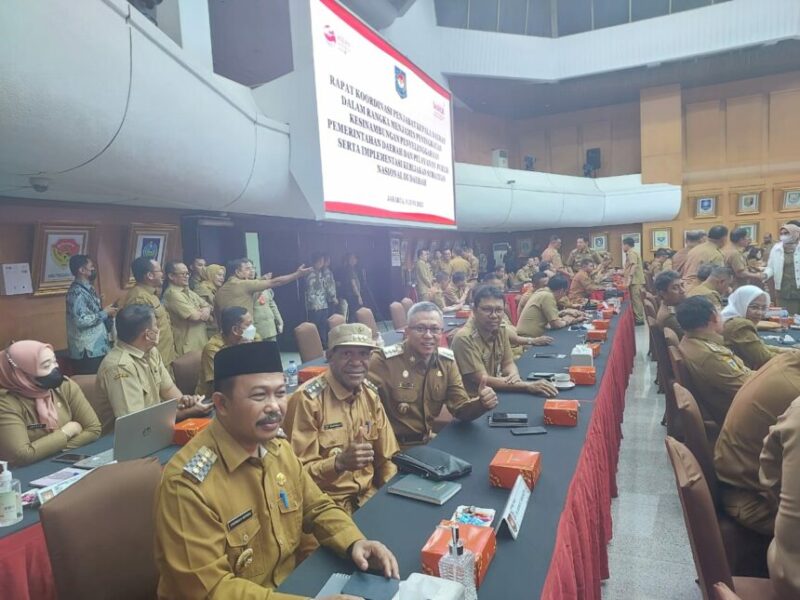 Pj Bupati Intan Jaya Apolos Bagau, ST, saat menghadiri Rapat Koordinasi (Rakor) Penjabat Kepala Daerah se Indonesia, duduk bersebelahan dengan para pejabat kepala daerah diantaranya Penjabat Bupati Boalemo, Provinsi Gorontalo Dr. H. Sherman Moridu S.Pd., MM, di Kantor Kemendagri, Jakarta Jumat (9/6)