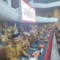 Pj Bupati Intan Jaya Apolos Bagau, ST, saat menghadiri Rapat Koordinasi (Rakor) Penjabat Kepala Daerah se Indonesia, duduk bersebelahan dengan para pejabat kepala daerah diantaranya Penjabat Bupati Boalemo, Provinsi Gorontalo Dr. H. Sherman Moridu S.Pd., MM, di Kantor Kemendagri, Jakarta Jumat (9/6)