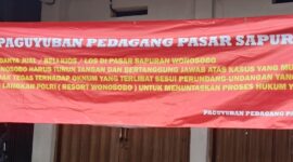 Pedagang pasar mendukung langkah LSM   Gerak Merdeka memperjuangkan pedagang pasar Sapuran.Foto : (Dok.Ilham Akbar-Suara) Utama.ID)