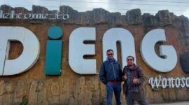 Pemimpin Redaksi Suara Utama Mas Andre & Kabiro Wonosobo perjalanan menuju Dieng Wonosobo. Foto : Mas Andre (Suara Utama.ID)