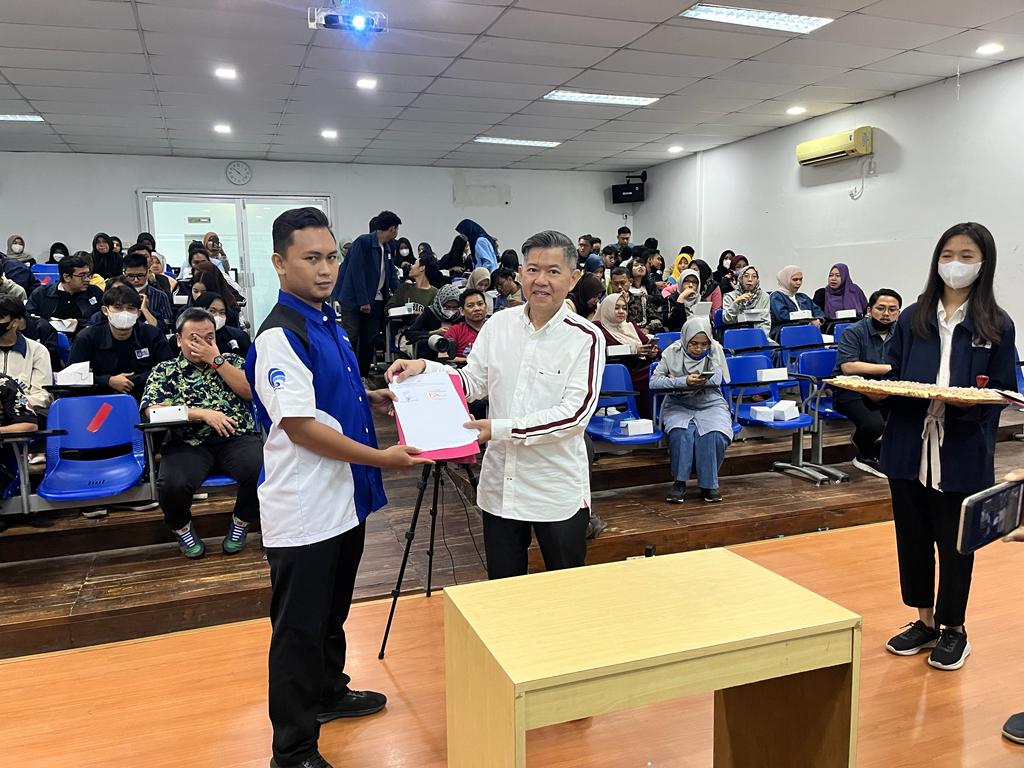 FOTO & SUMBER: Artificial Intelligence (Ai) dan Masa Depan Generasi Muda Indonesia/ Prof. Dr. Chandra Lukita/Mas Andre Hariyanto (SUARA UTAMA)