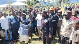 Desa terpilih, Moses Japugau memberikan arahan di depan masyarakat dalam mentuhkan Sekertaris, Agus Selegani dan bendahara, Julius Belau di lapangan Bilogai, Sabtu,(1/7/2023)/foto.adol