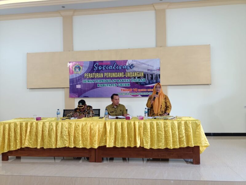 DPRD Ibu Hj.Komsatun sedang menyampaikan peraturan perundang-undangan 
Kabupaten Gresik