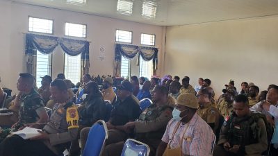 Tamu undangan saat menyimak materi seminar hasil kelayakan pembangunan RSUD Sugapa oleh Dr. Ld.Hidayati,M.Kes (MARS) di aula Kantor Bupati Intan Jaya pada Senin,(07/08/2023)