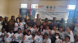 Tamu undangan foto bersama usai menyimak materi seminar hasil kelayakan pembangunan RSUD Sugapa oleh Dr. Ld.Hidayati,M.Kes (MARS) di aula Kantor Bupati Intan Jaya pada Senin,(07/08/2023)