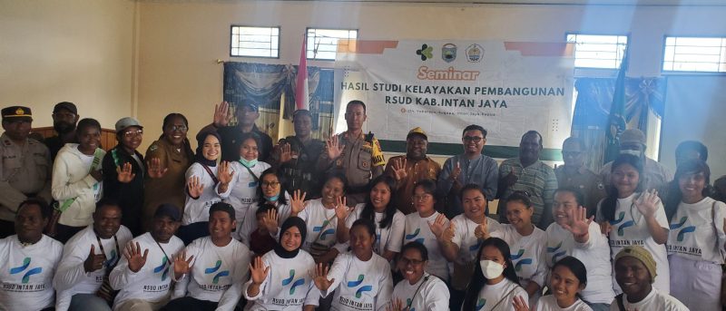 Tamu undangan foto bersama usai menyimak materi seminar hasil kelayakan pembangunan RSUD Sugapa oleh Dr. Ld.Hidayati,M.Kes (MARS) di aula Kantor Bupati Intan Jaya pada Senin,(07/08/2023)