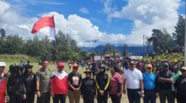 Pj.Bupati Intan Jaya, Apolos Bagau, ST di dampingi Asisten II Setda. Arsel Manik, M.Si bersama OPD melakukan jalan santai di pusat ibu kota Sugapa pada Selasa,(15/08/2023) / foto.ist