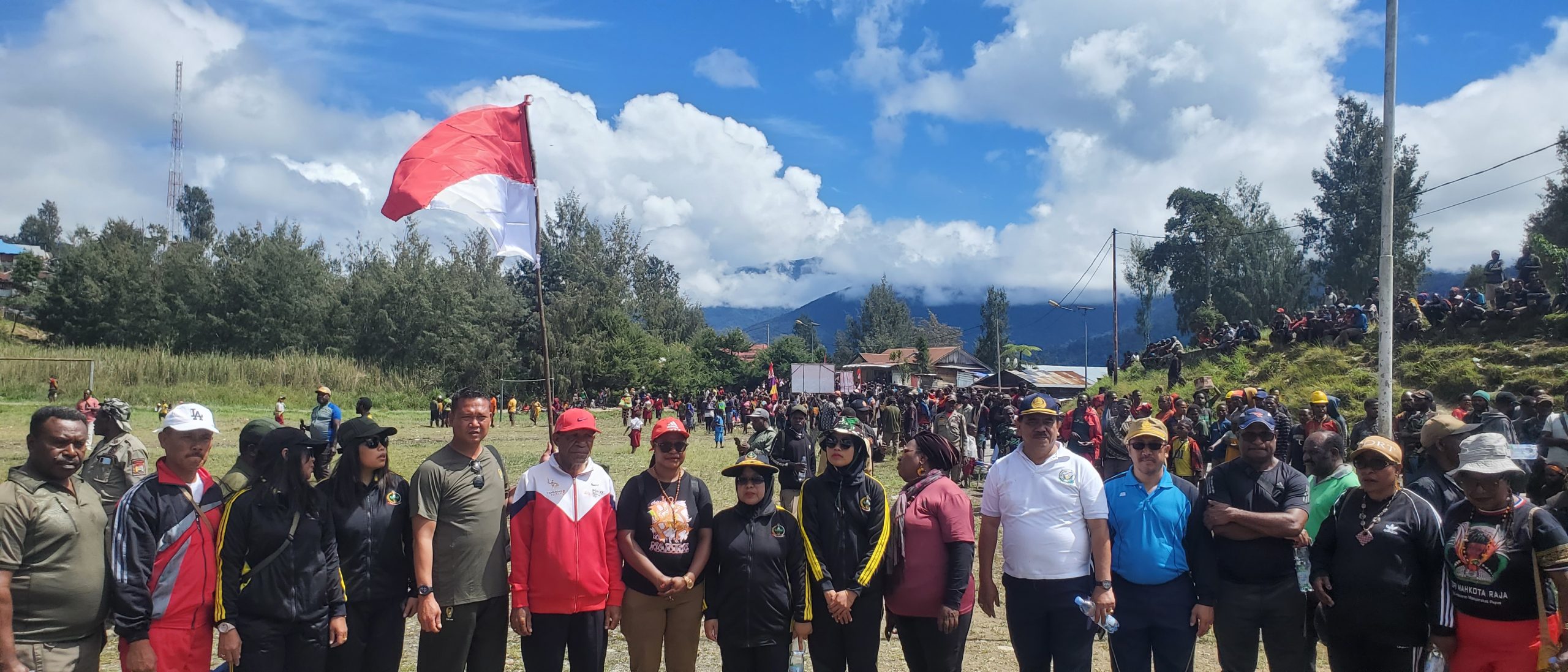 Pj.Bupati Intan Jaya, Apolos Bagau, ST di dampingi Asisten II Setda. Arsel Manik, M.Si bersama OPD melakukan jalan santai di pusat ibu kota Sugapa pada Selasa,(15/08/2023) / foto.ist