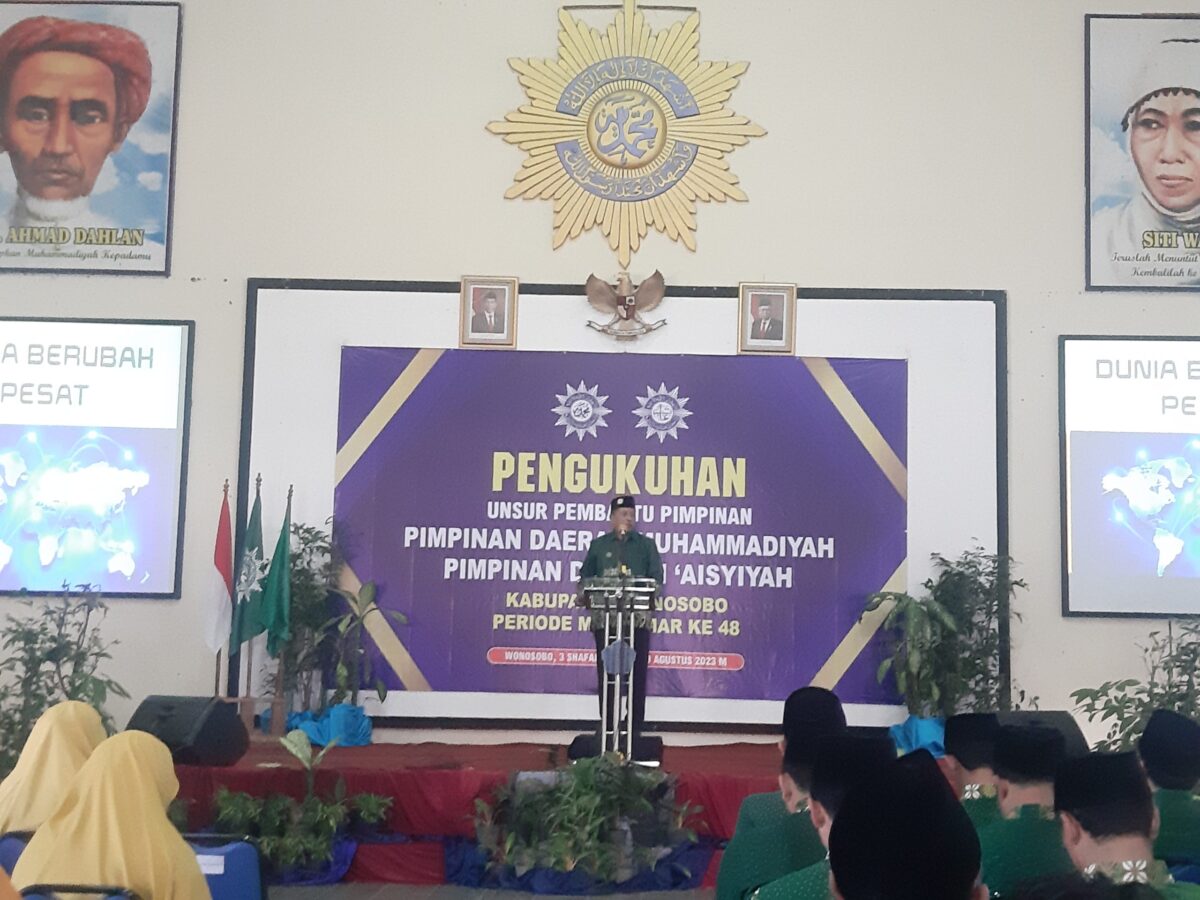 Pengukuhan Unsur Pembantu Pimpinan PDM Wonosobo oleh Ketua PDM Wonosobo Drs.H.Bambang WEN,.MM. Foto : Ilham Akbar (SUARA UTAMA)