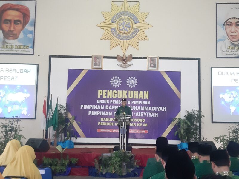 Pengukuhan Unsur Pembantu Pimpinan PDM Wonosobo oleh Ketua PDM Wonosobo Drs.H.Bambang WEN,.MM. Foto : Ilham Akbar (SUARA UTAMA)