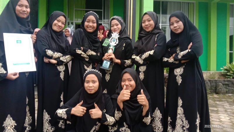 Sumber: SMK Darul Flaah Raih Penghargaan pada Hari Santri; Ilustrasi SMK Darul Falah Raih 22 Penghargaan pada Lomba Menulis Nasional