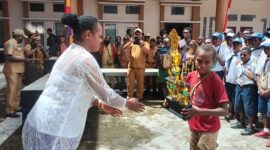 Ny.Ancela Sondegau, S.IP Memberikan hadiah juara II SD INPRES Yogatapa usai upacara HUT RI Ke-78 di halaman kantor bupati Intan Jaya, Kamis,(17/08/2023)/foto.ist