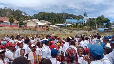 Suasana perlombaan makan kerupuk di lapangan sepak bola bilogai pada Senin, (21/08/2023)/foto. Adol