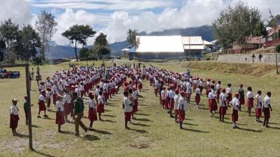 Suasana apel siswa/i TK ,SD dan SMP di lapangan sepak bola bilogai pada Senin, (21/08/2023)/foto. Adol