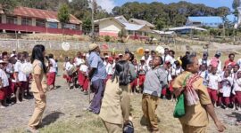 Pimpinan Yayasan YPPK kabupaten Intan Jaya, P.Yanuarius Yance, W. Yogi, Pr. Bersama para guru dan pegawai yayasan sedang lomba makan kerupuk di lapangan sepaka bola Bilogai/foto.Adol