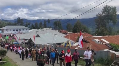 Pj.Bupati Intan Jaya, Apolos Bagau, ST di dampingi Asisten II Setda. Arsel Manik, M.Si bersama OPD melakukan jalan santai di pusat ibu kota Sugapa pada Selasa,(15/08/2023) / foto.ist