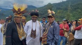 Pj bupati Intan jaya, Apolos Bagau mendampingi Uskup Mgr. Yanuarius You, Pr.dalam acara penthabisan Imam baru di Titigi,Intan Jaya,Papua Tengah /foto.ist