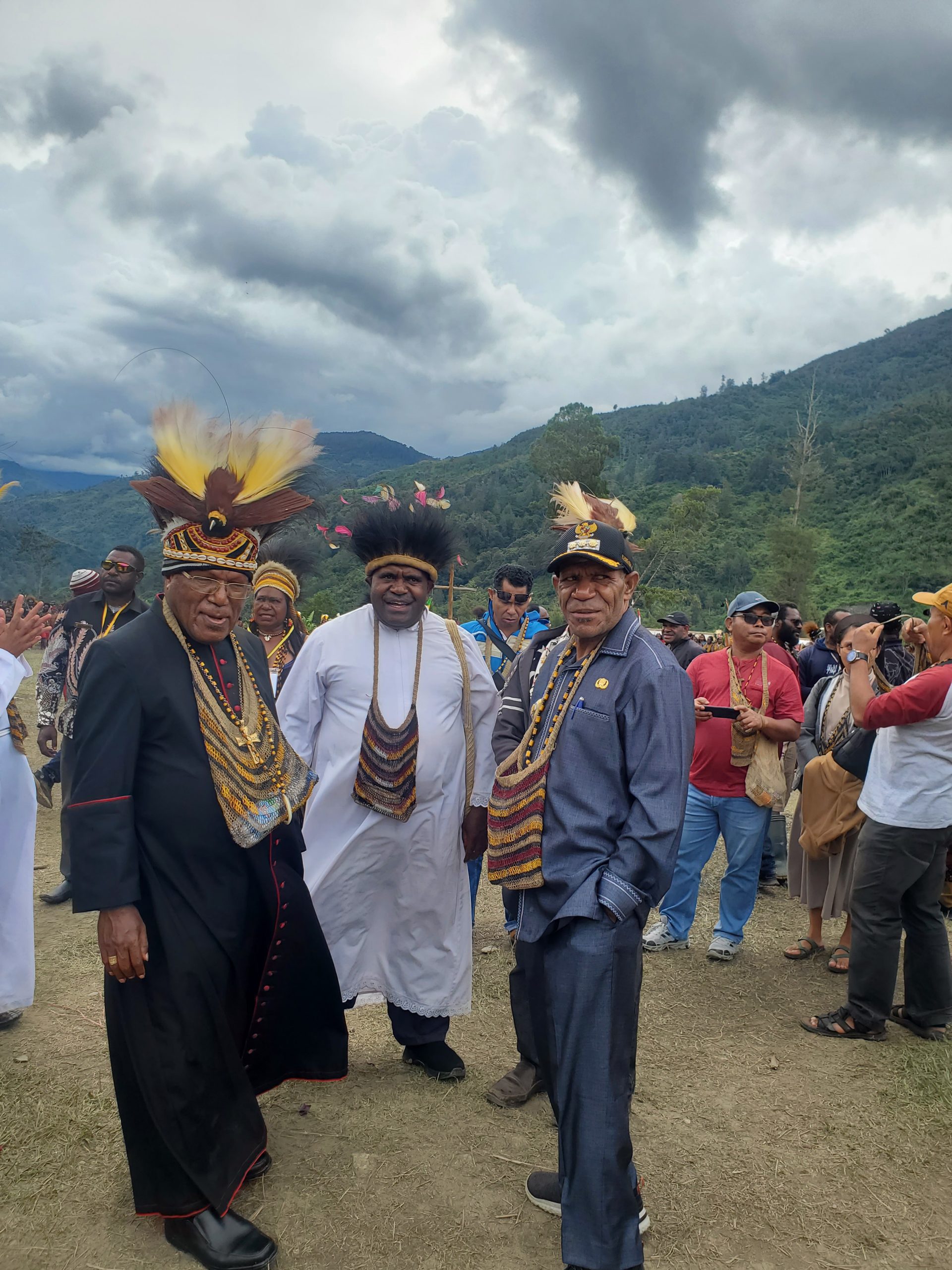 Pj bupati Intan jaya, Apolos Bagau mendampingi Uskup Mgr. Yanuarius You, Pr.dalam acara penthabisan Imam baru di Titigi,Intan Jaya,Papua Tengah /foto.ist