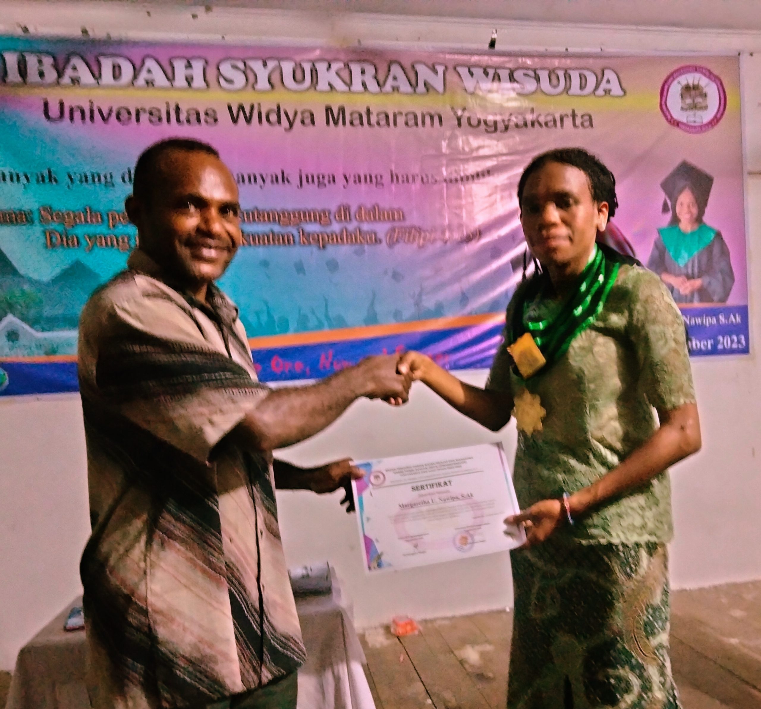 foto saat pemberian sertifikat dari badan pengurus harian ikatan pelajar dan mahasiswa Nabire,Paniai,Dogiyai dan Deiyai Yogyakarta-Solo kepada wisudahwati