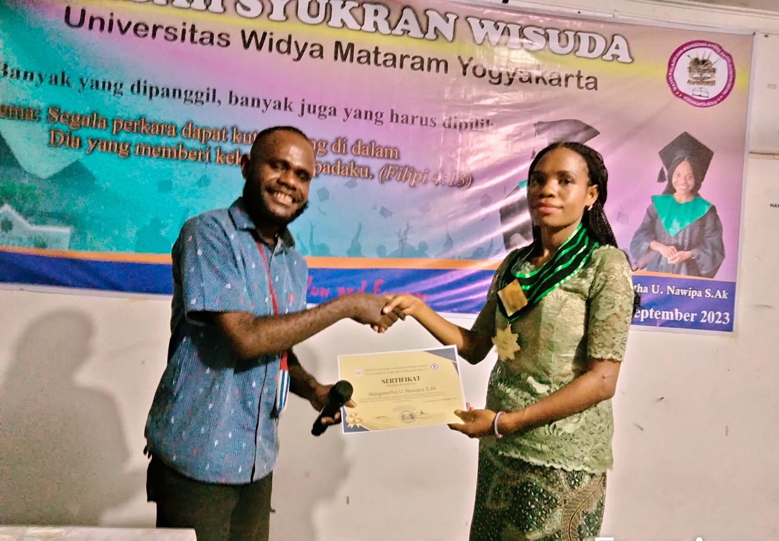 foto saat pemberian sertifikat dari badan pengurus harian Paniai Yogyakarta dan solo kepada wisudahwati