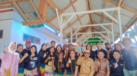 PJ.bupati Intan Jaya, Apolos Bagau, S.T foto bersama para bidan,perawat dan staf Puskesmas Bilogai, Intan Jaya Papua Tengah pada, (Senin,16/10/2023)/foto.Sepri