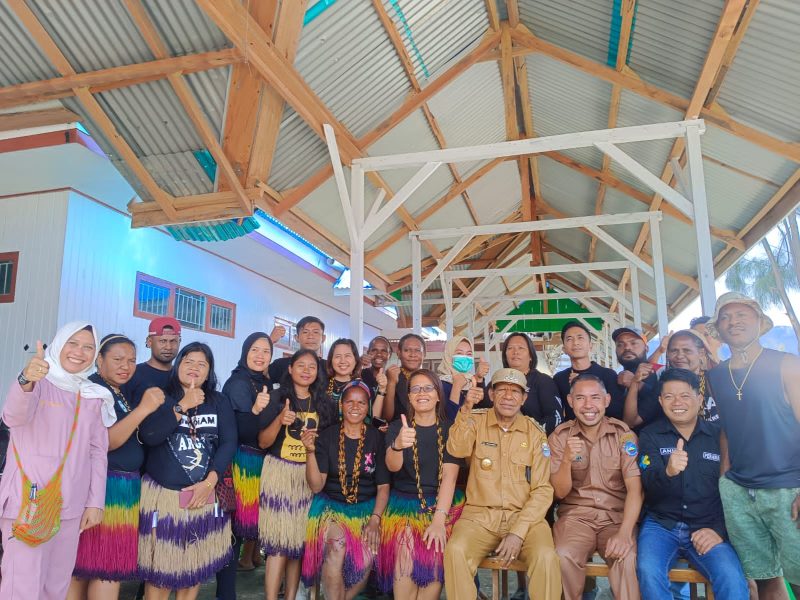 PJ.bupati Intan Jaya, Apolos Bagau, S.T foto bersama para bidan,perawat dan staf Puskesmas Bilogai, Intan Jaya Papua Tengah pada, (Senin,16/10/2023)/foto.Sepri