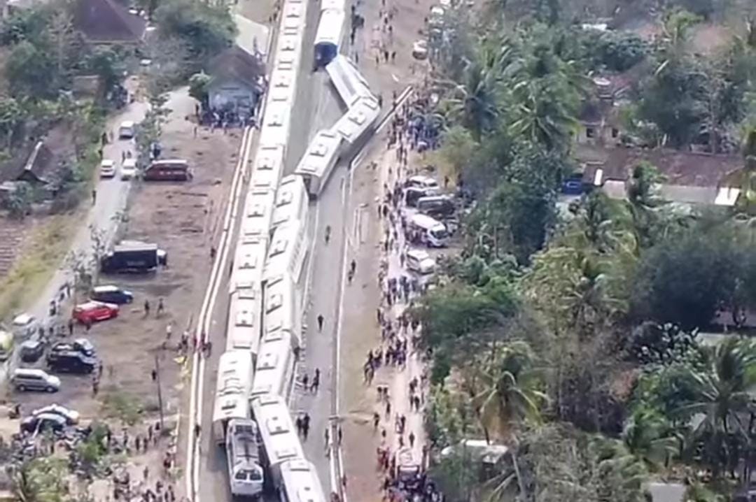 Kejadian Anjlokan KA Semeru dan KA Argo Wilis di Petak Jalan Sentolo - Wates Jogja. Foto; Mas Andre Hariyanto/Berbagai Sumber (SUARA UTAMA)