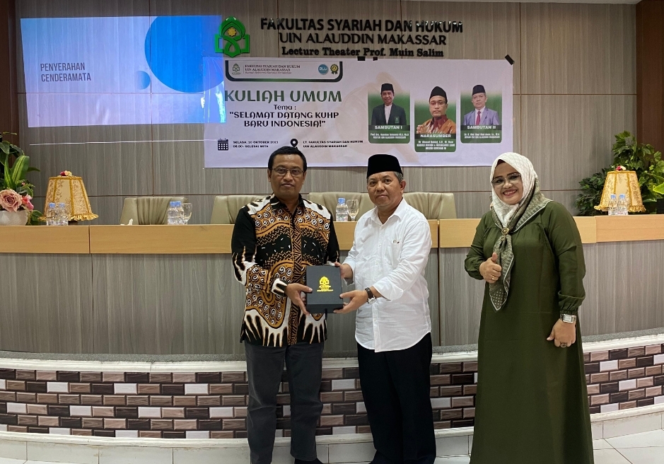 Penyerahan cinderamata oleh Dekan FSH UIN Alauddin Dr.H.Abd Rauf Muhammad Amin,Lc.,M.Ag. Dok (Abdi Wijaya.Suara Utama.ID)