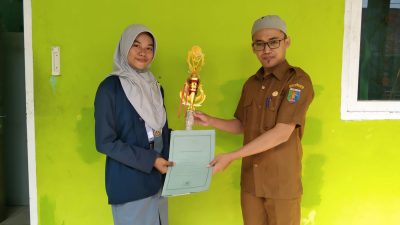 Siswi SMK Maarif 1 Semaka Juara 2 Semarak Bahasa dan Seni (SBS) Universitas Lampung