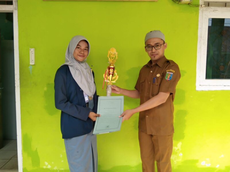 Siswi SMK Maarif 1 Semaka Juara 2 Semarak Bahasa dan Seni (SBS) Universitas Lampung