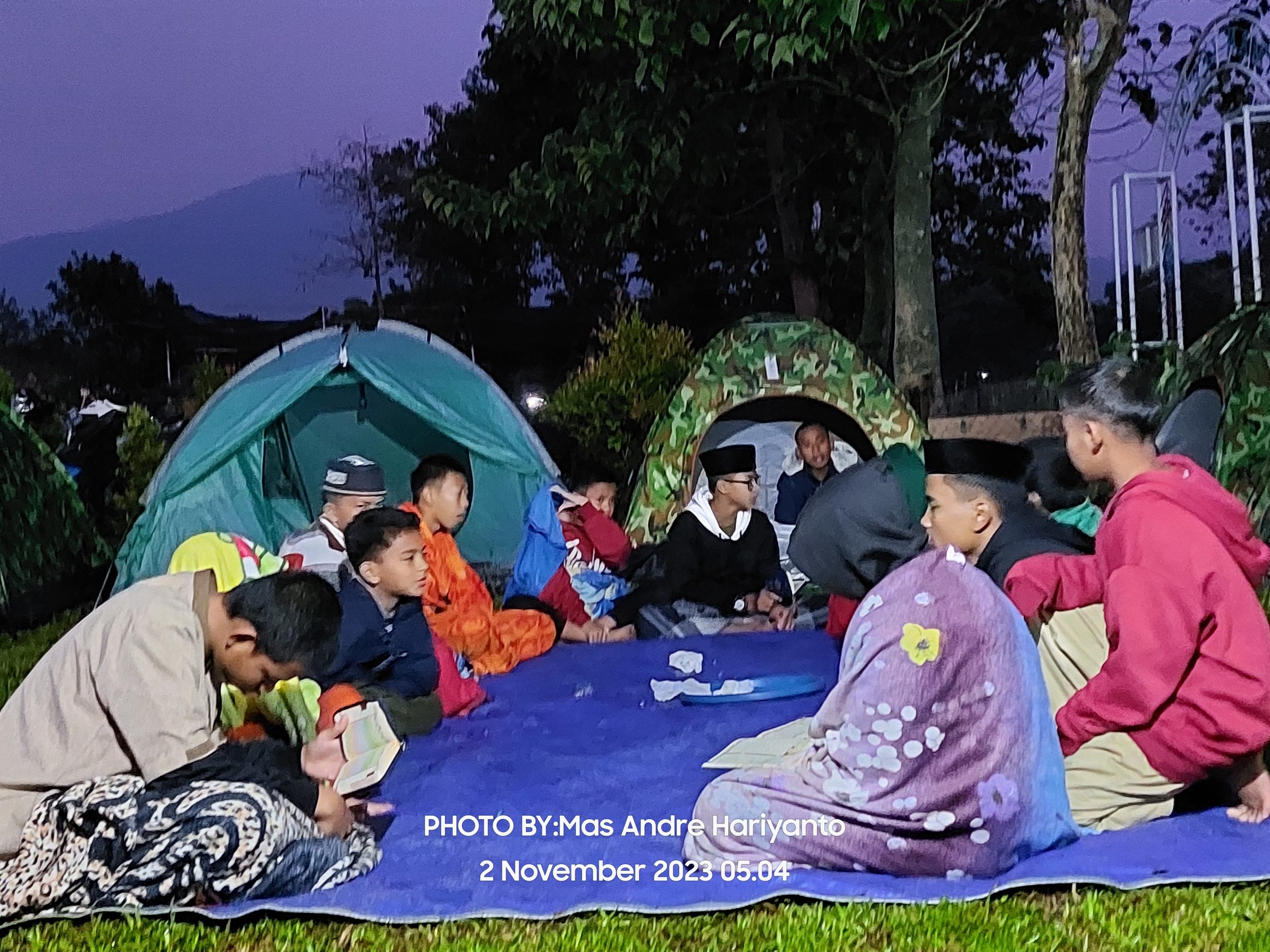 Meski Turun Hujan, Santri Pondok Quran Annahl Tetap Fokus Kegiatan Camp. Luar Biasa. Foto: Mas Andre Hariyanto/Dok. Internal (SUARA UTAMA)