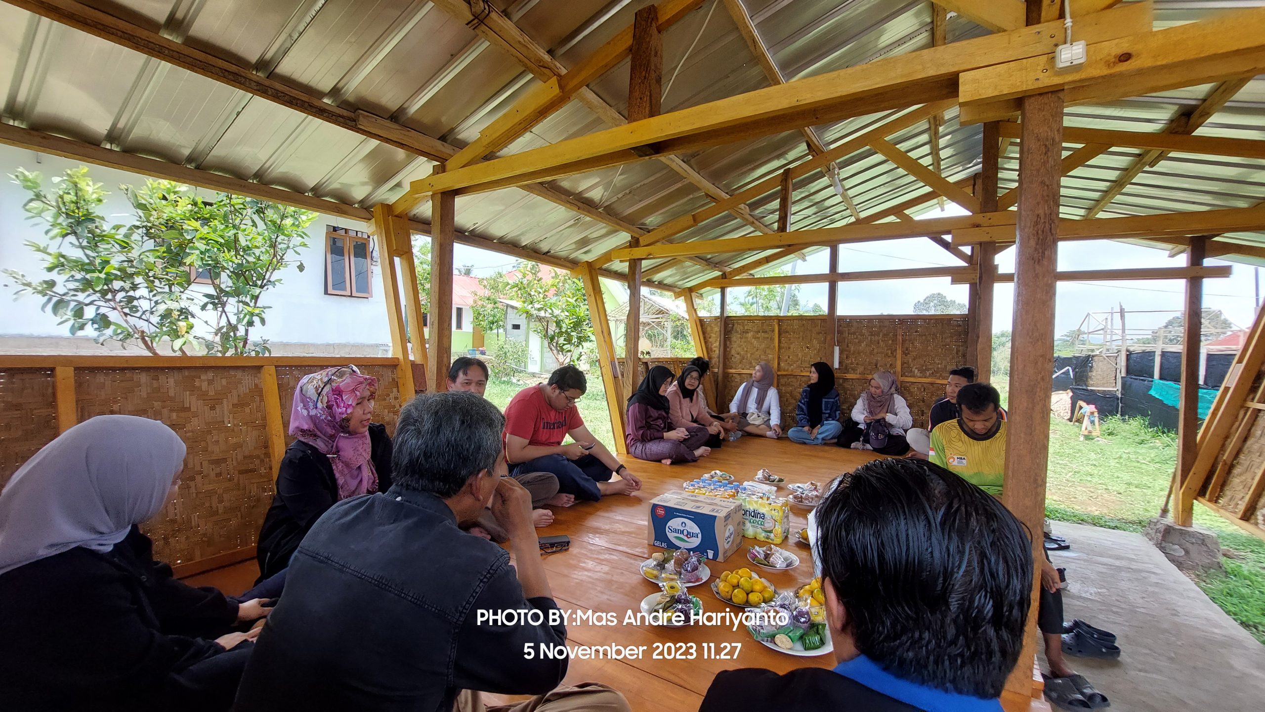 DPPM Universitas Indonesia Berkolaborasi bersama Pondok Quran Annahl Cianjur Mendirikan Gubuk Saung Riung. Foto: Mas Andre Hariyanto/Abu Nahla As-Sundawy (SUARA UTAMA)