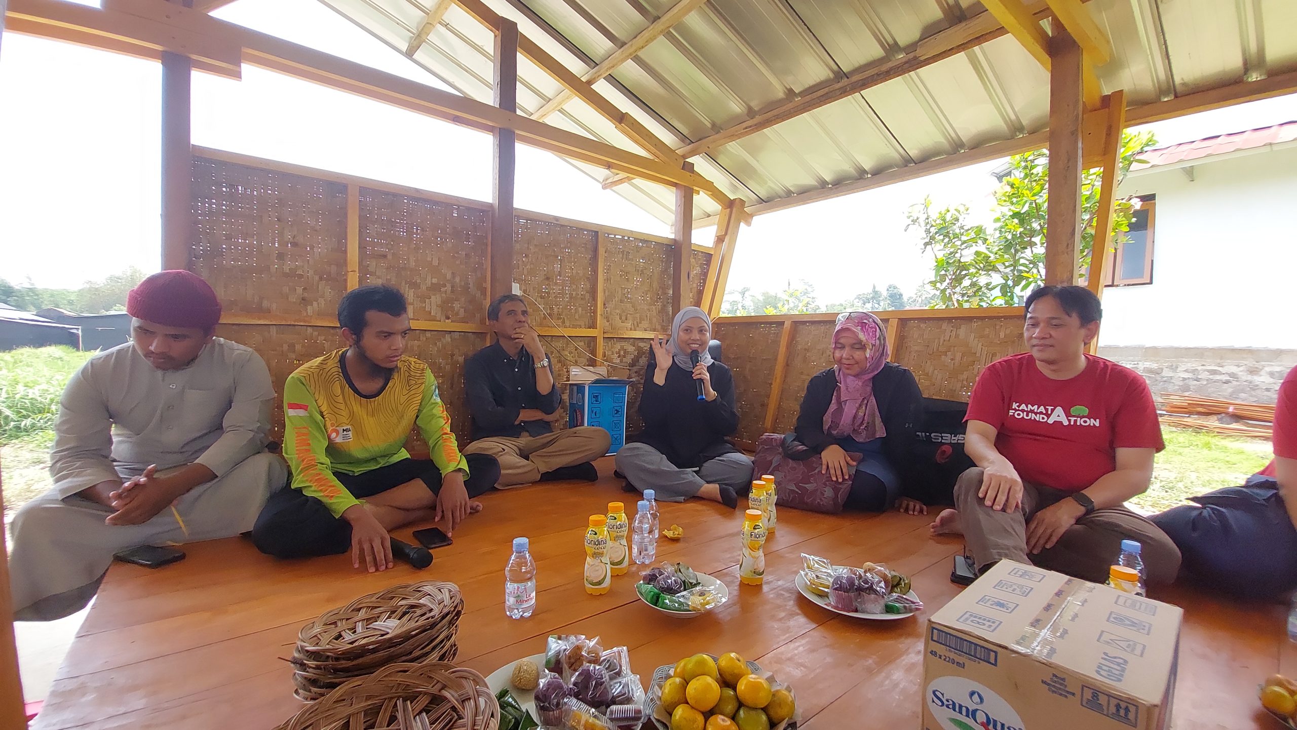 DPPM Universitas Indonesia Berkolaborasi bersama Pondok Quran Annahl Cianjur Mendirikan Gubuk Saung Riung. Foto: Mas Andre Hariyanto/Abu Nahla As-Sundawy (SUARA UTAMA)