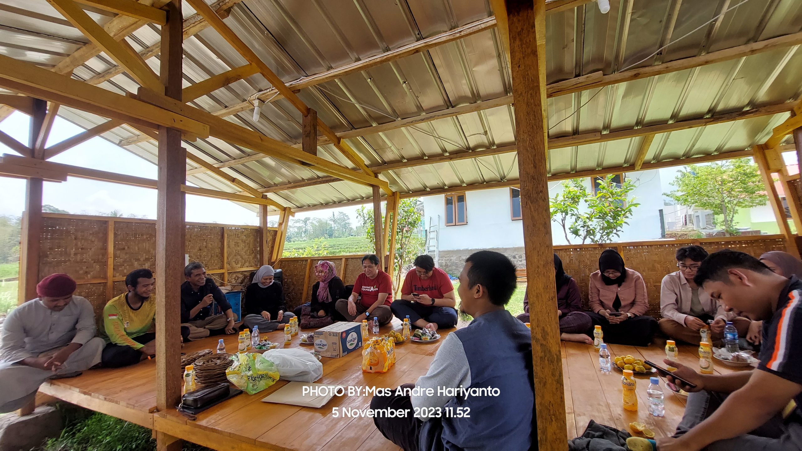 DPPM Universitas Indonesia Berkolaborasi bersama Pondok Quran Annahl Cianjur Mendirikan Gubuk Saung Riung. Foto: Mas Andre Hariyanto/Abu Nahla As-Sundawy (SUARA UTAMA)