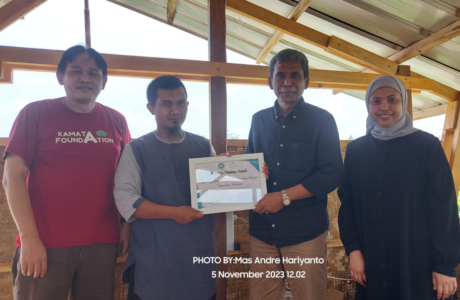 DPPM Universitas Indonesia Berkolaborasi bersama Pondok Quran Annahl Cianjur Mendirikan Gubuk Saung Riung. Foto: Mas Andre Hariyanto/Abu Nahla As-Sundawy (SUARA UTAMA)