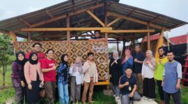DPPM Universitas Indonesia Berkolaborasi bersama Pondok Quran Annahl Cianjur Mendirikan Gubuk Saung Riung. Foto: Mas Andre Hariyanto/Abu Nahla As-Sundawy (SUARA UTAMA)