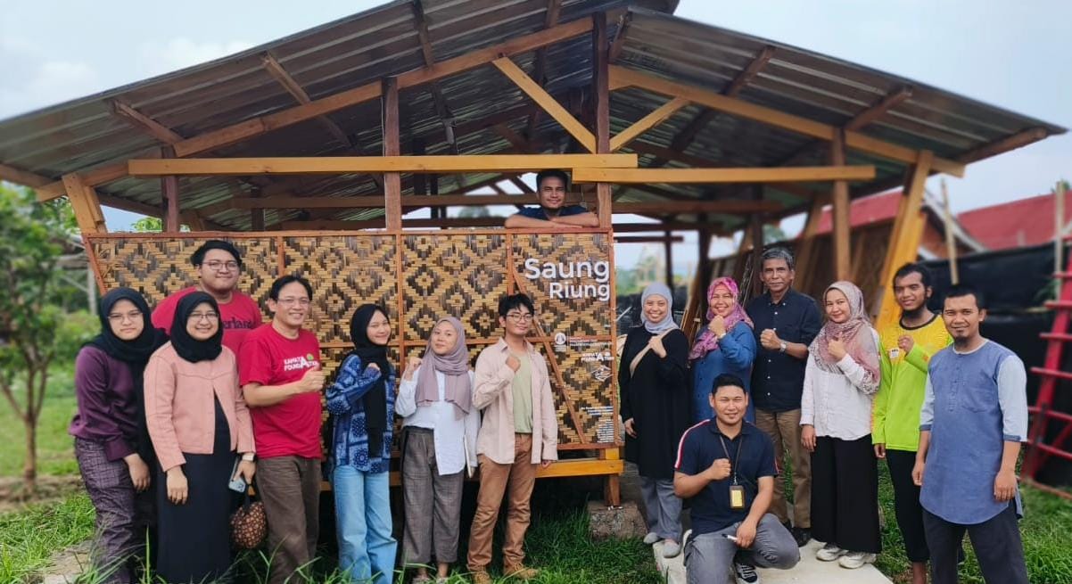 DPPM Universitas Indonesia Berkolaborasi bersama Pondok Quran Annahl Cianjur Mendirikan Gubuk Saung Riung. Foto: Mas Andre Hariyanto/Abu Nahla As-Sundawy (SUARA UTAMA)