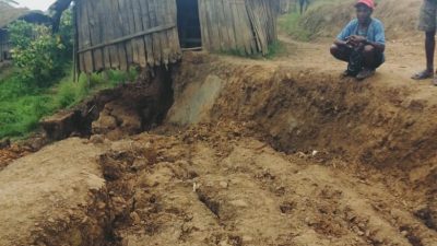 Curah Hujan yang tinggi menyebabkan longsor di perumahan masyarakat di kampung  Jomba, Desa Agapa, Homeyo, Kabupaten Intan Jaya