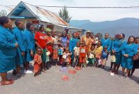 Pj Bupati Intan Jaya, Pj Ketua PKK Kabupaten Intan Jaya bersama tim penggerak PKK serta anak-anak dan ibu-ibu dari kampung Mamba usai memberikan bantuan makanan tambahan bergizi. (Foto: AB)