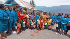 Pj Bupati Intan Jaya, Pj Ketua PKK Kabupaten Intan Jaya bersama tim penggerak PKK serta anak-anak dan ibu-ibu dari kampung Mamba usai memberikan bantuan makanan tambahan bergizi. (Foto: AB)