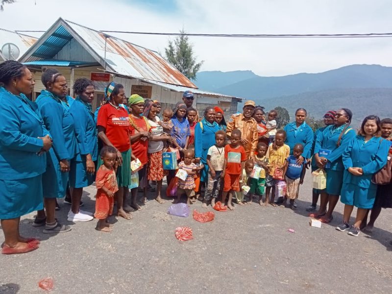 Pj Bupati Intan Jaya, Pj Ketua PKK Kabupaten Intan Jaya bersama tim penggerak PKK serta anak-anak dan ibu-ibu dari kampung Mamba usai memberikan bantuan makanan tambahan bergizi. (Foto: AB)