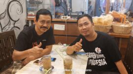 Kopdar Mas Andre Hariyanto Jurnalis Pemula bersama Wartawan Senior Tete Marthadilaga di Angkringan Yogyakarta. FOTO: Dok. Internal/Andre Hariyanto (SUARA UTAMA)