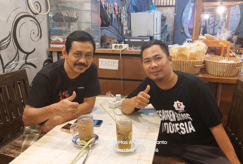 Kopdar Mas Andre Hariyanto Jurnalis Pemula bersama Wartawan Senior Tete Marthadilaga di Angkringan Yogyakarta. FOTO: Dok. Internal/Andre Hariyanto (SUARA UTAMA)