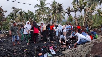 SMK Ma'arif 1 Semaka Adakan Bakti Sosial Bantu Warga Korban Kebakaran